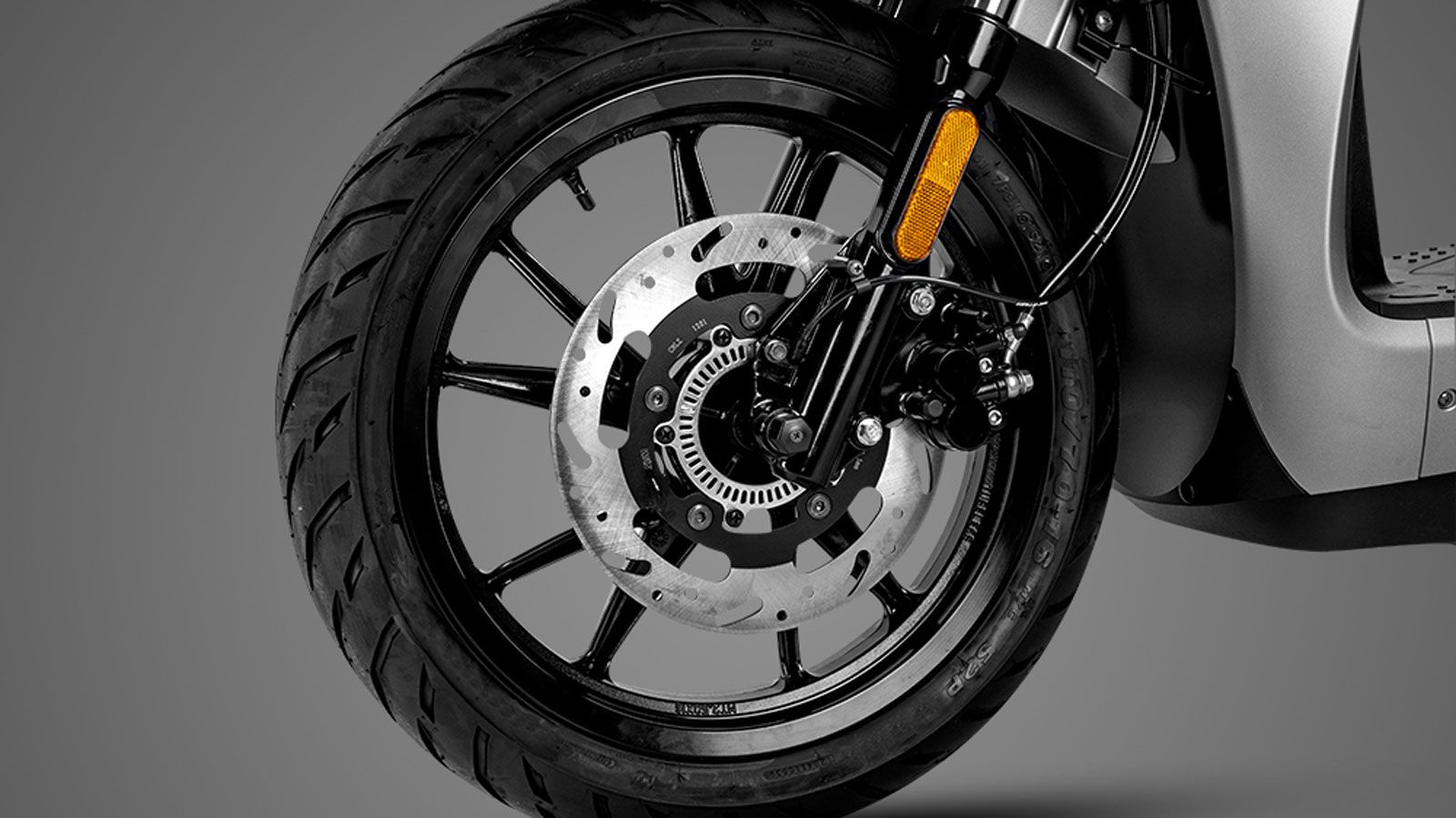 Στον τομέα της ασφάλειας, το SYM Symphony ST 125 L/C ABS διαθέτει δύο δισκόφρενα (260 χλστ. εμπρός και 220 χλστ. πίσω) με δικάναλο ABS της Continental